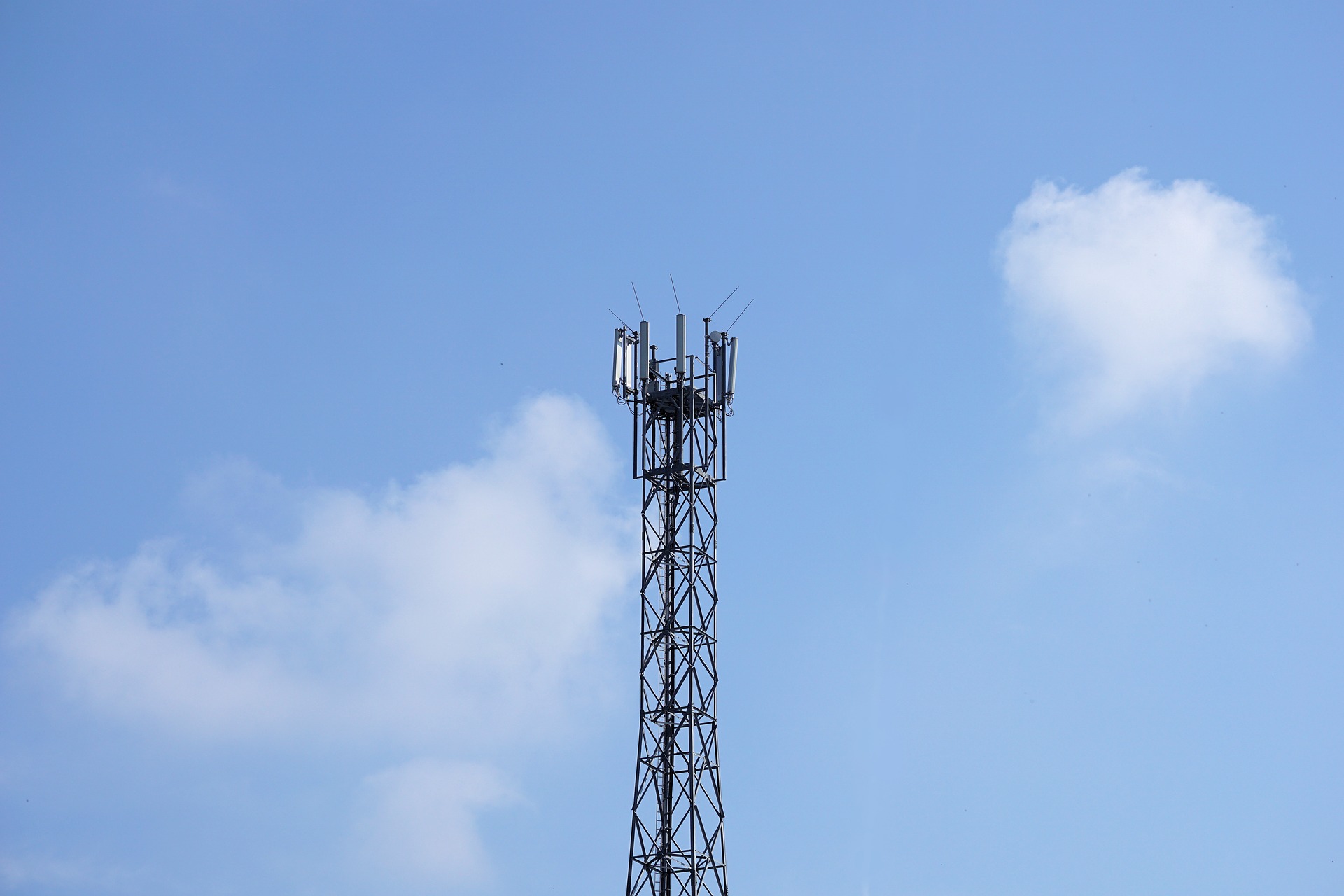 Wojewoda Podkarpacki rozpatruje dwa odwołania dotyczące budowy wieży nadajnikowych  - Zdjęcie główne
