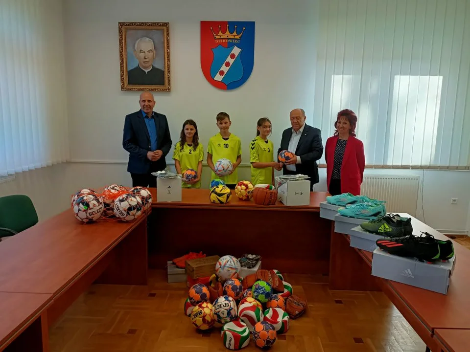 Nowy sprzęt sportowy za 15 tysięcy złotych trafił do klubów piłkarskich z terenu gminy Dzikowiec - Zdjęcie główne