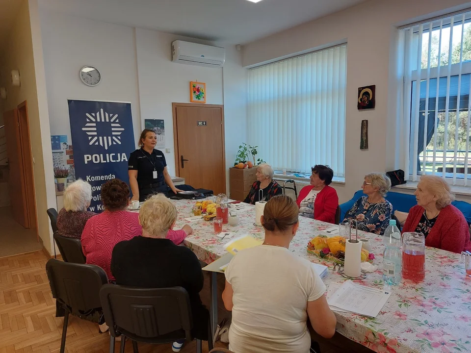 Ważna lekcja dla seniorów. O oszustach rozmawiali z policjantkami z Kolbuszowej - Zdjęcie główne