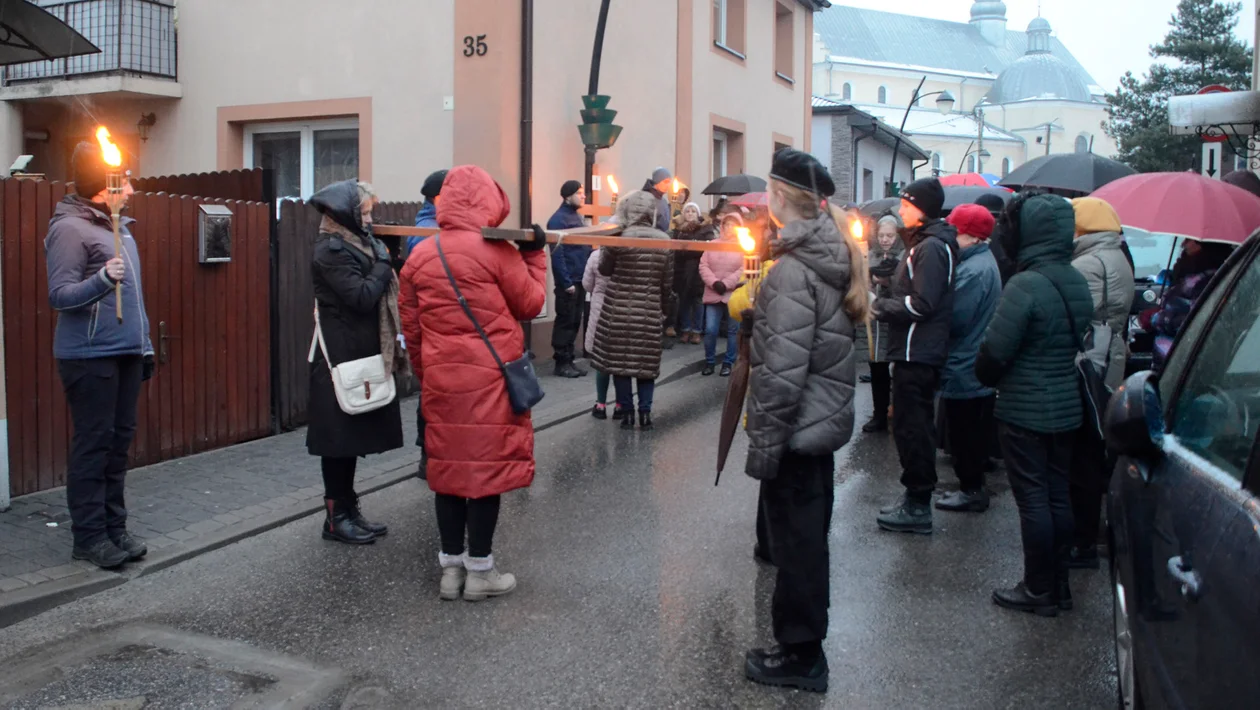 Droga Krzyżowa ulicami Kolbuszowej w deszczu i w śniegu [ZDJĘCIA] - Zdjęcie główne