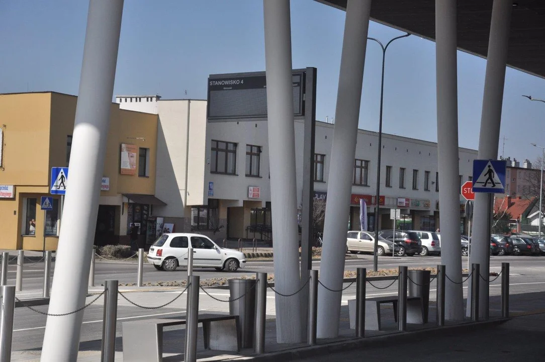 Przy nowoczesnym centrum przesiadkowym dobiegają końca ostatnie prace i testowanie nowych funkcji dworca.