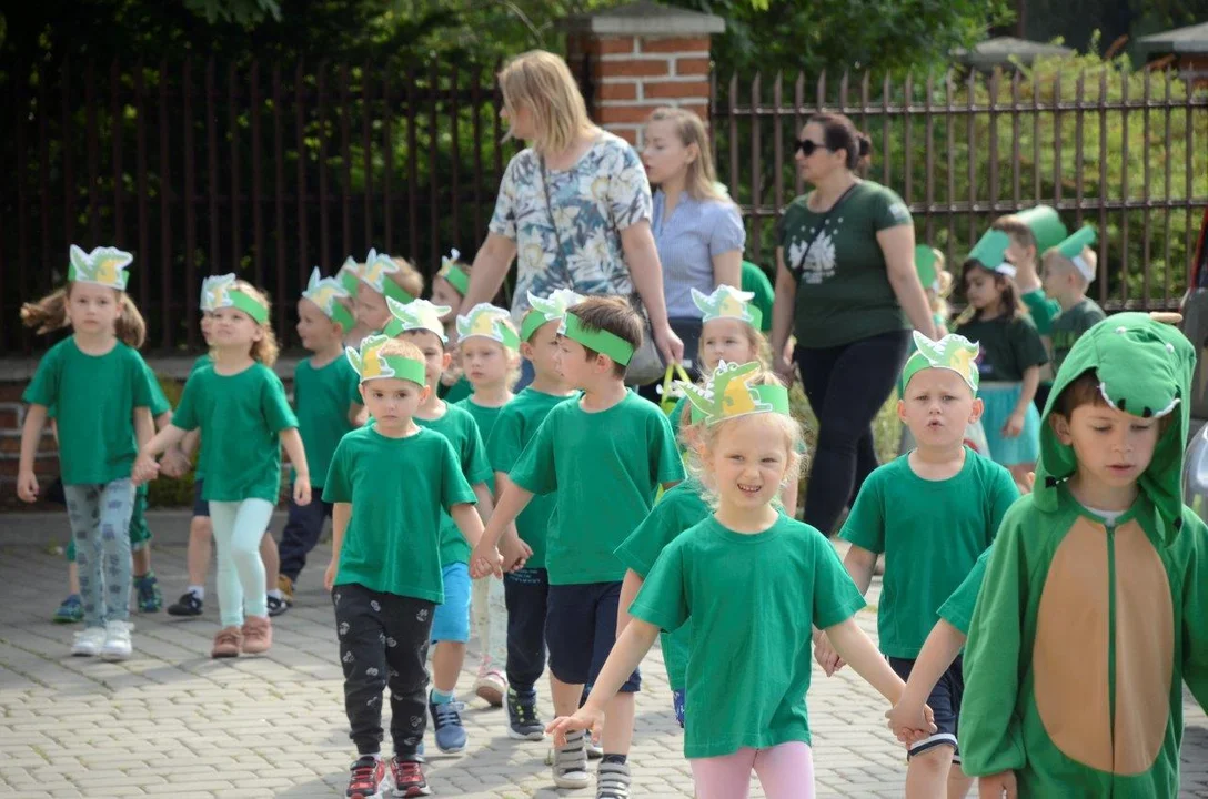 Festiwal Małych Krokodyli 2022. Przedszkolaki przeszły ulicami Kolbuszowej [ZDJĘCIA - WIDEO] - Zdjęcie główne