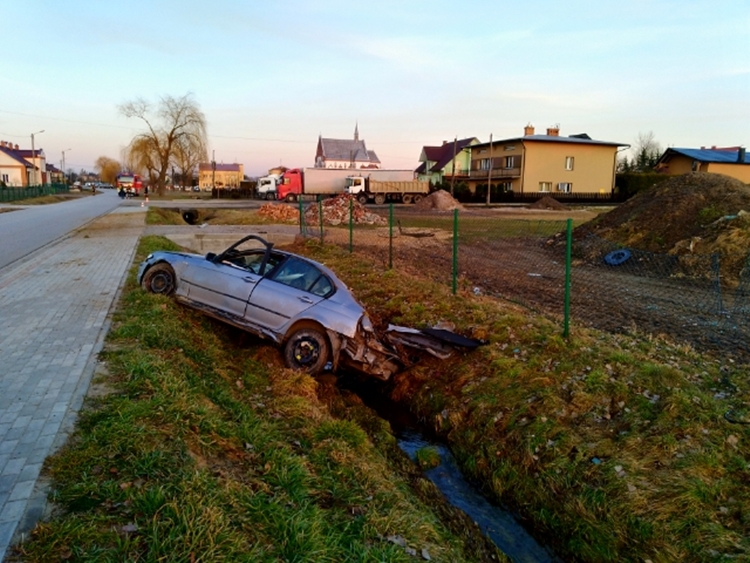 Młody kierowca dachował BMW w Kupnie - Zdjęcie główne