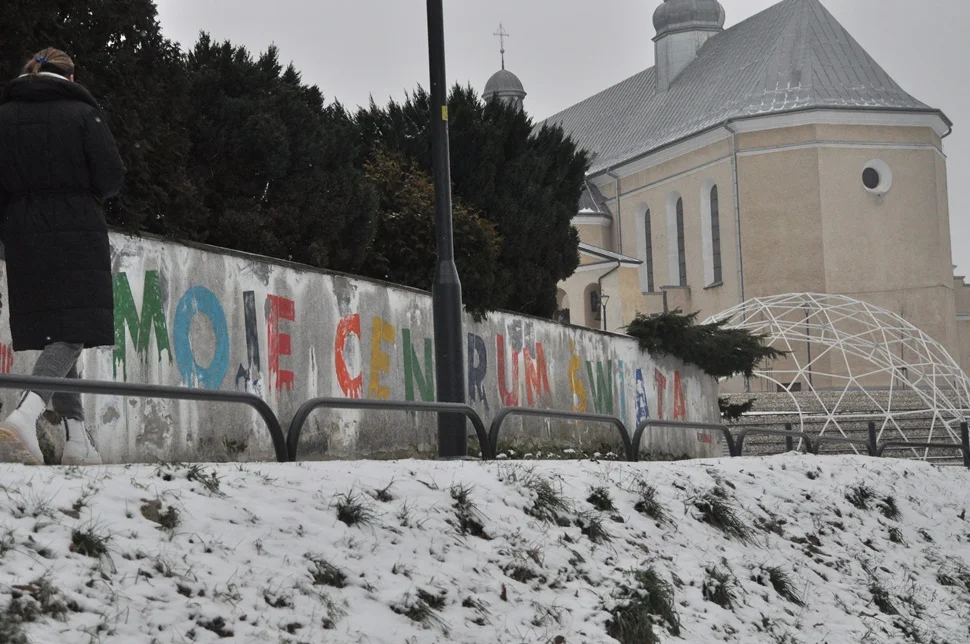 Egipskie malowidła przy bulwarach nad Nilem w Kolbuszowej. To pomysł radnej na obdrapany mur - Zdjęcie główne