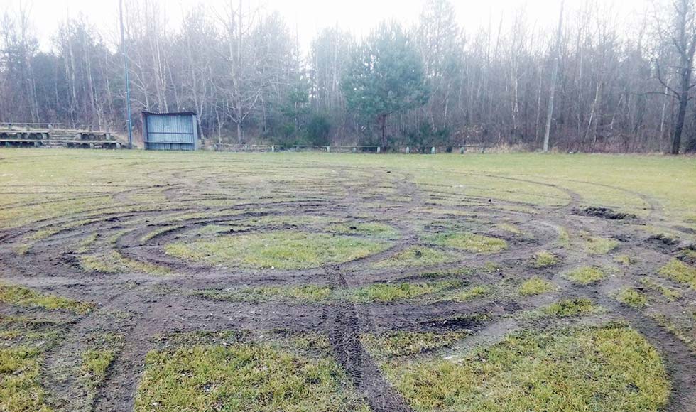 Krzątka. Policja zajmuje się sprawą zdewastowanego boiska sportowego - Zdjęcie główne