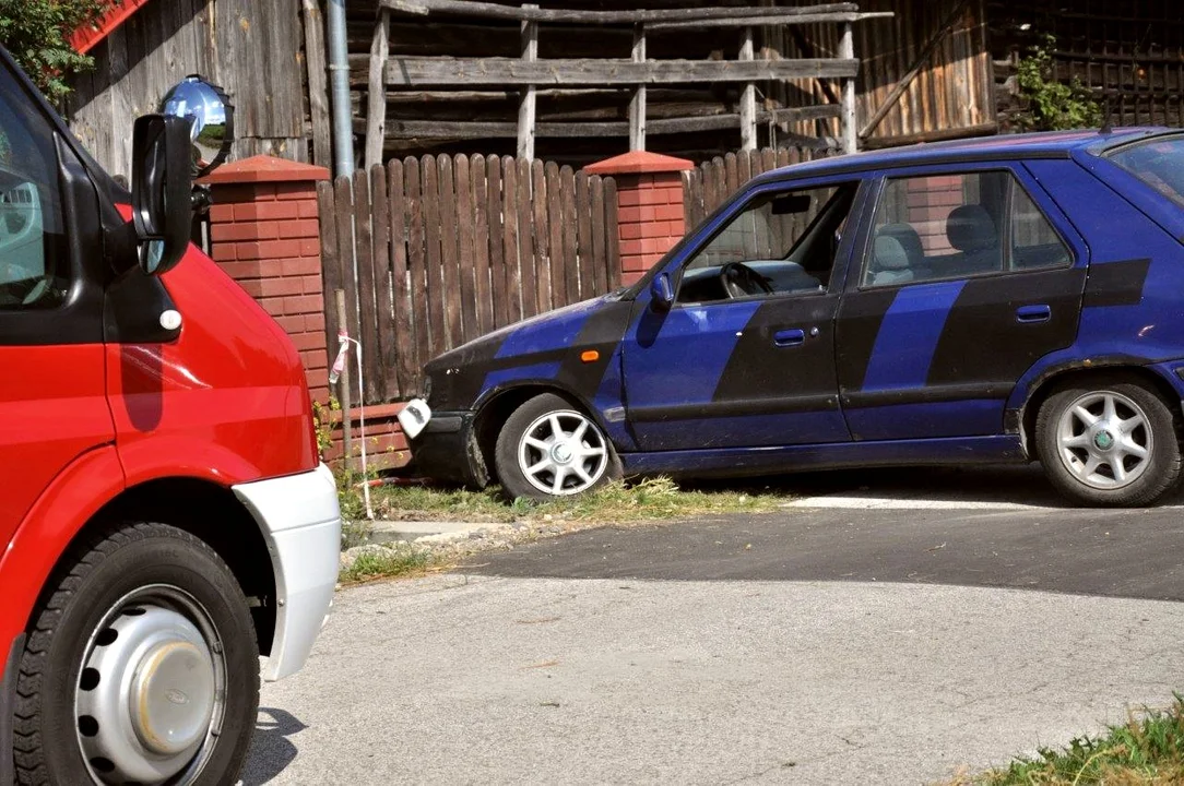 Wypadek w Krzątce. Osobówka wjechała w przepust - Zdjęcie główne