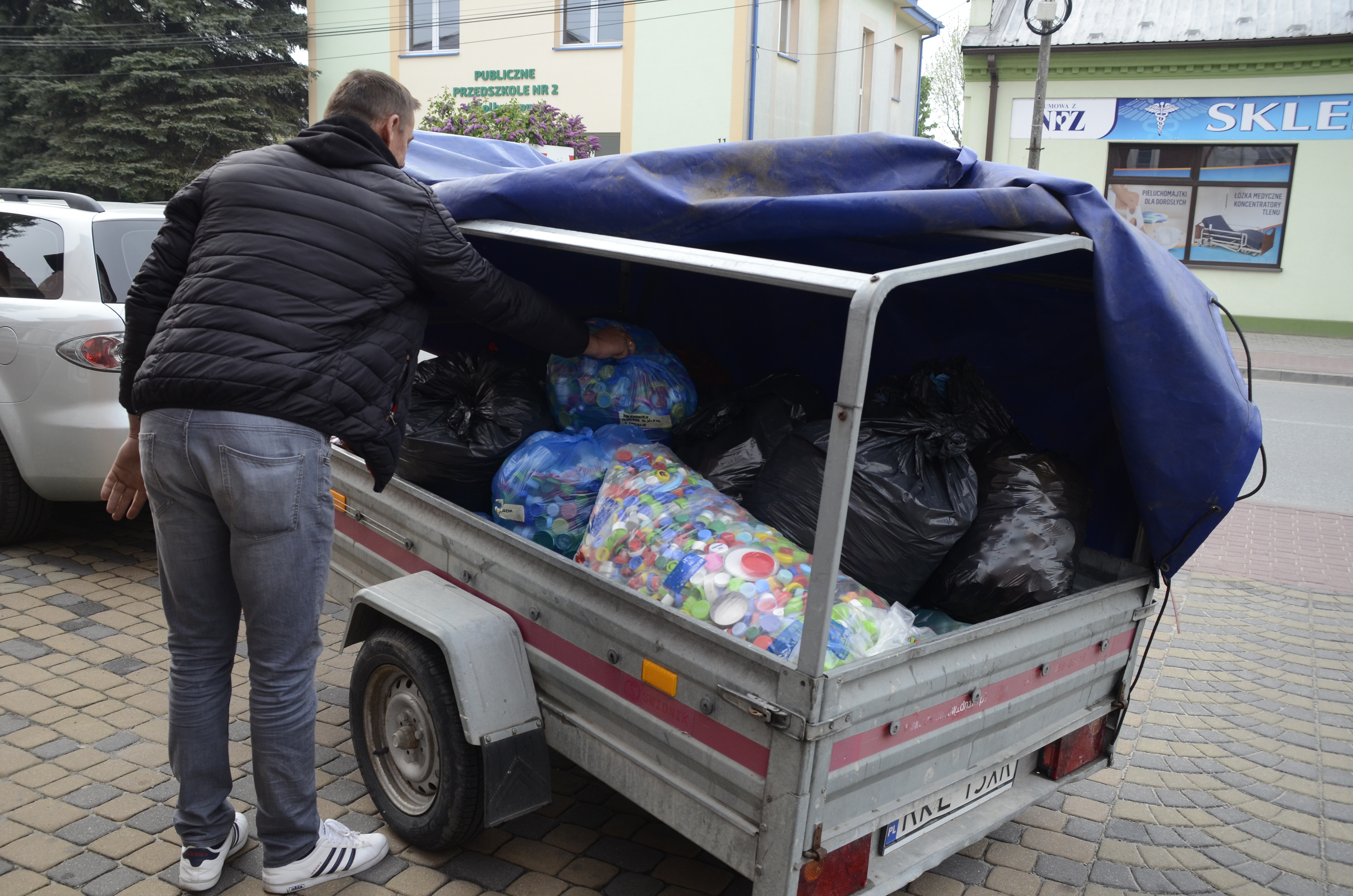 Przekazaliśmy nakrętki dla Julki. Czekamy na więcej  - Zdjęcie główne