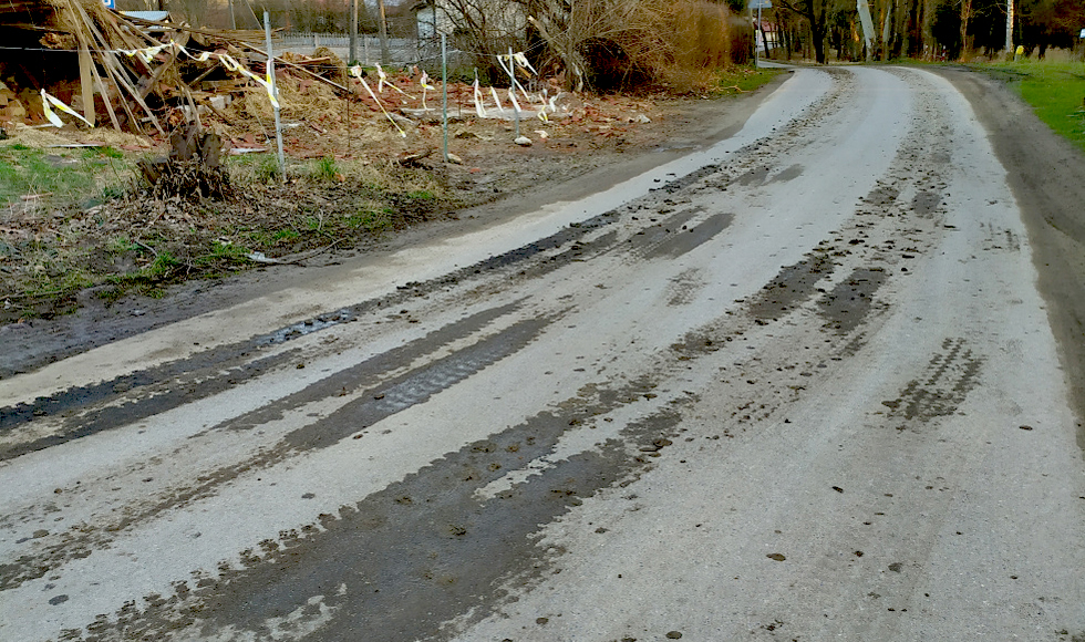 WERYNIA. Droga cała w błocie. - Ciężko przejść - pisze Czytelniczka  - Zdjęcie główne