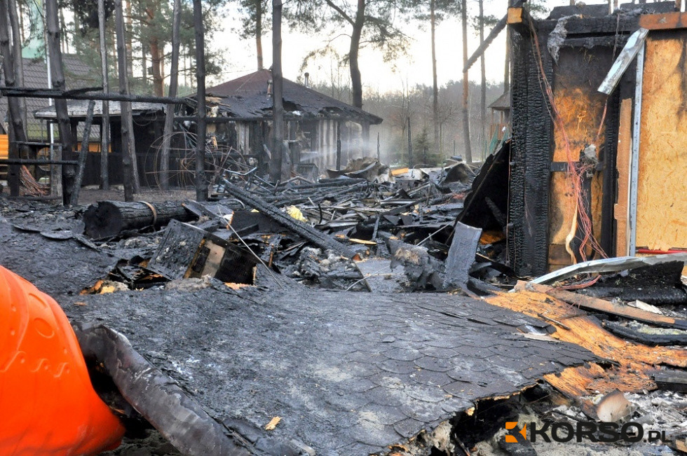 Z PODKARPACIA. Prawie 40 strażaków walczyło z ogniem w Woli Chorzelowskiej. Zostały tylko zgliszcza | ZDJĘCIA | - Zdjęcie główne