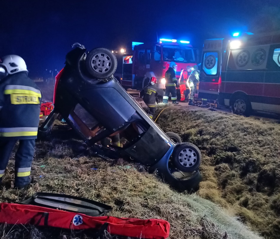 Wypadek w Leszczach. Nastolatkowie w szpitalu [FOTO] - Zdjęcie główne