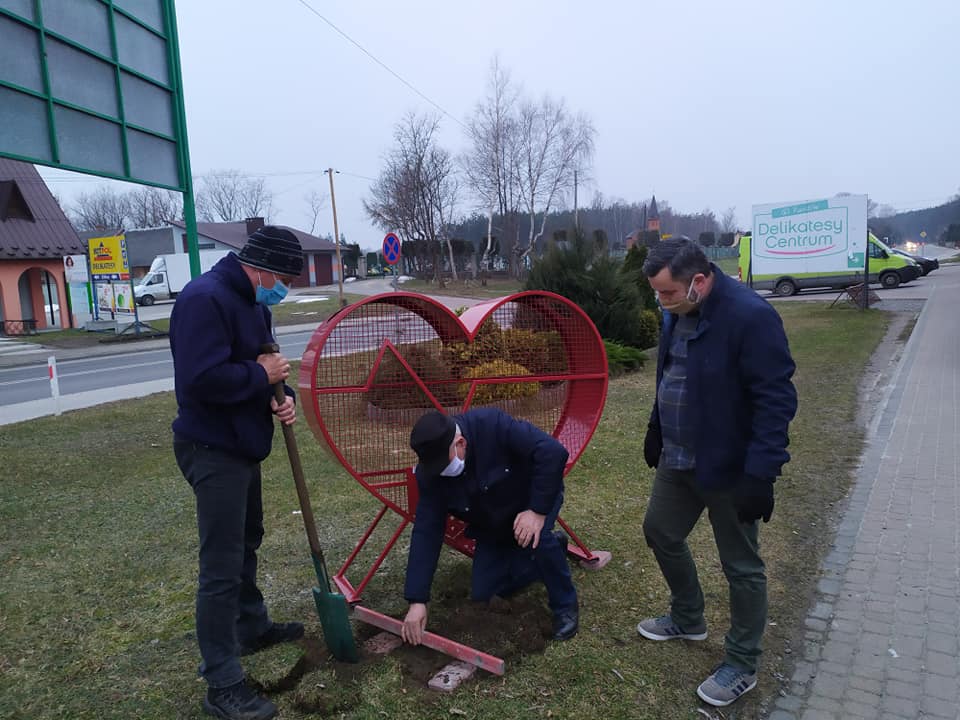 Nakrętkowe serce stanęło na raniżowskim rynku [ZDJĘCIA] - Zdjęcie główne