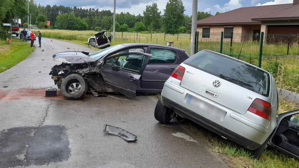 Wypadek w Nowej Wsi. Zderzyły się 3 samochody osobowe. Są ranni - Zdjęcie główne