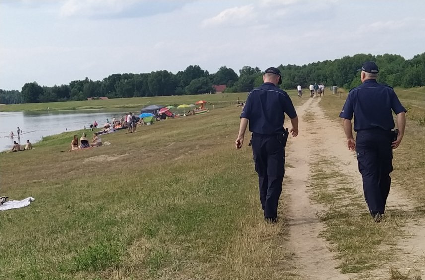 Policja z Kolbuszowej nad zalewem w Wilczej Woli [ZDJĘCIA] - Zdjęcie główne