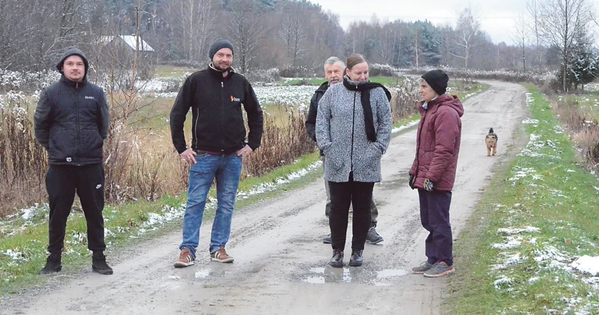 Mieszkańcy Porąb Wolskich mają dość. Obawiają się że nie przyjedzie nawet karetka - Zdjęcie główne