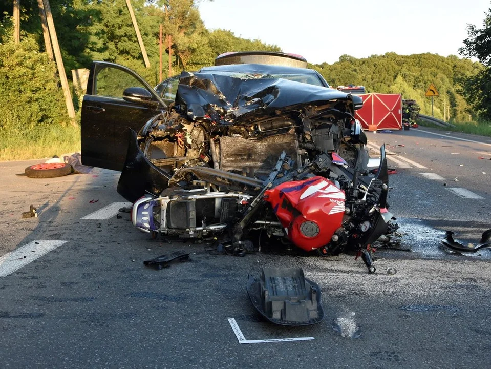 Tragiczny wypadek w Skołyszynie. Czołowe zderzenie motocykla z samochodem osobowym [ZDJĘCIA] - Zdjęcie główne