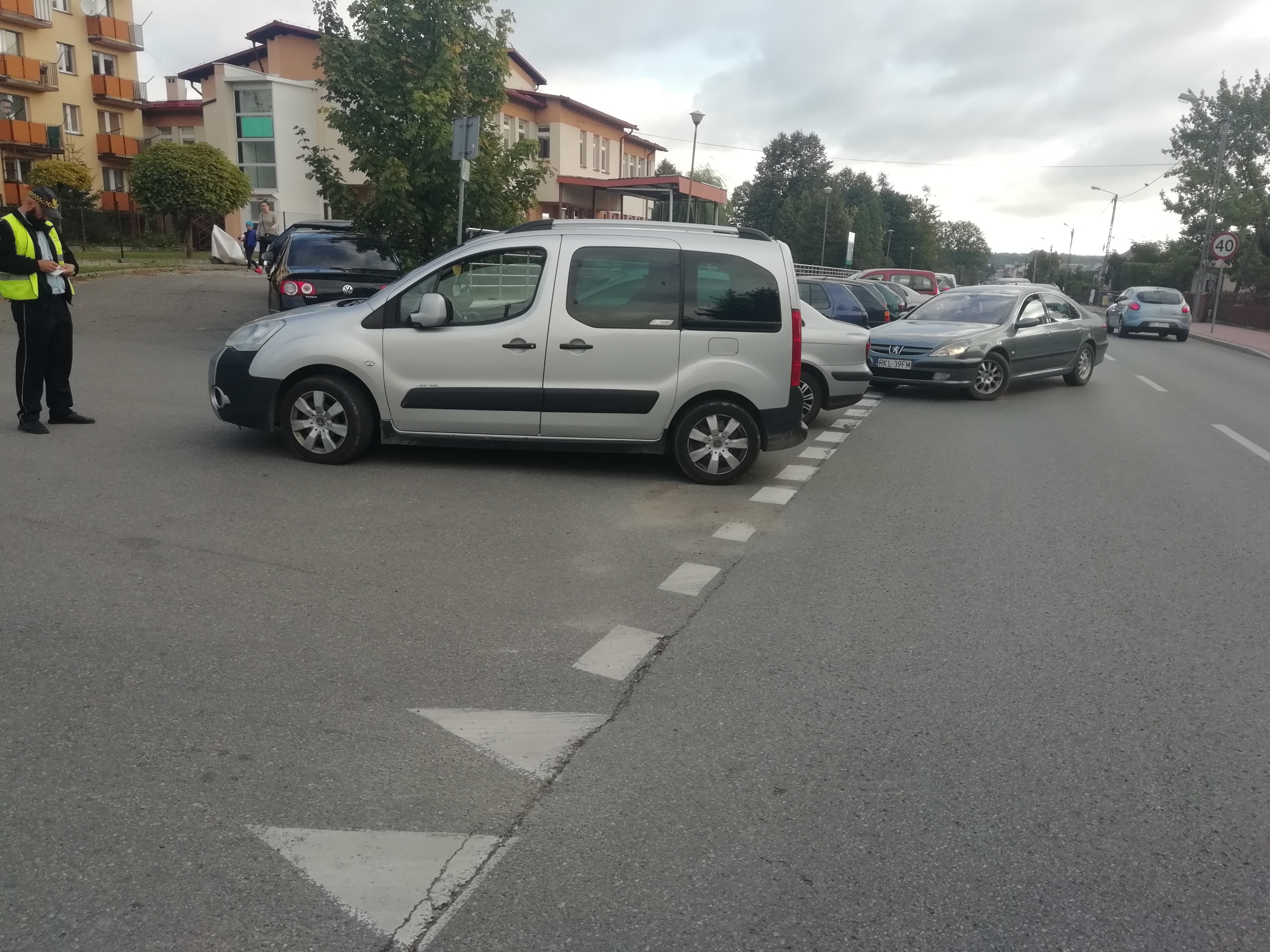 Gmina Kolbuszowa. Czytelnik skarży się, że pacjenci ośrodka zdrowia parkują pod blokiem, w którym mieszka  - Zdjęcie główne