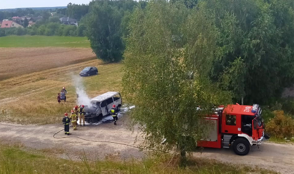 Kombajn i bus w ogniu. Interweniowali strażacy [FOTO] - Zdjęcie główne