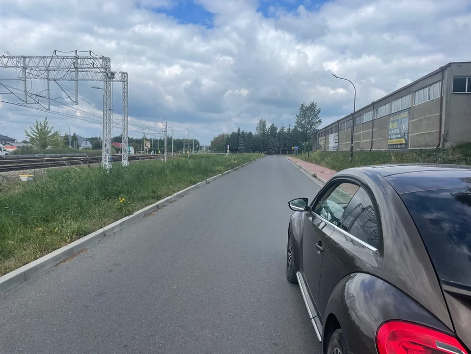 Rady o zbyt wąskiej drodze na ul. Fabrycznej w Kolbuszowej. Józef Fryc: Chce znać nazwisko projektanta - Zdjęcie główne