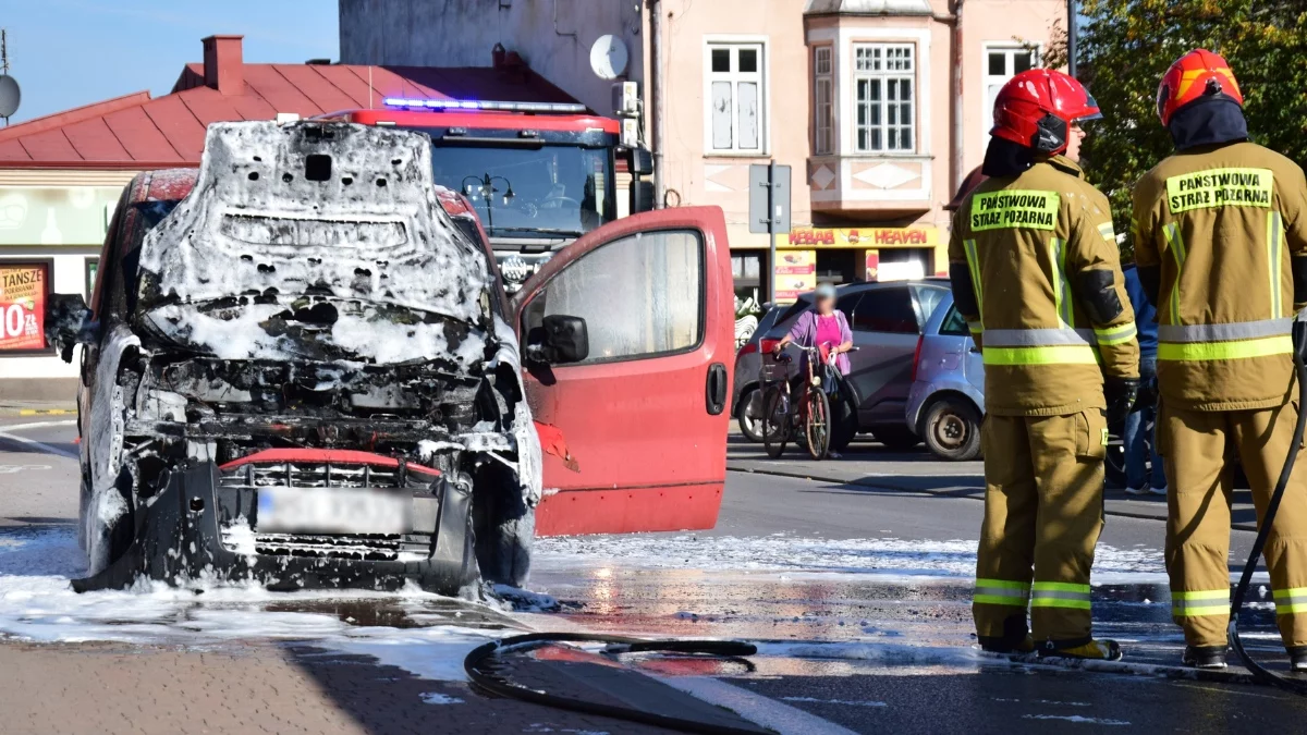 Pożar samochodu na rynku w Kolbuszowej. Strażacy w akcji [ZDJĘCIA] - Zdjęcie główne