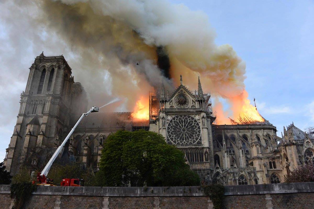 Ogień wciąż trawi katedrę Notre Dame. - Serce pęka - pisze wicemarszałek Ewa Draus  - Zdjęcie główne