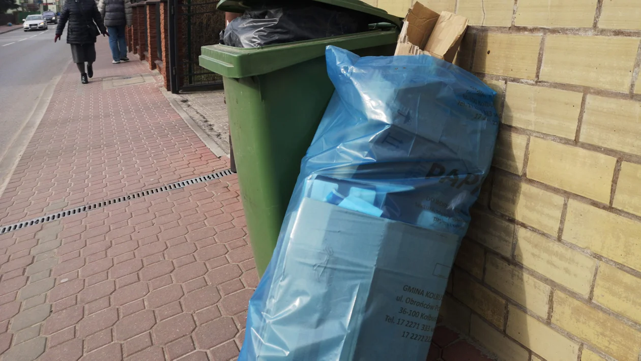 Mieszkańcy Kolbuszowej i okolic nie naklejają kodów kreskowych na worki na odpady. Burmistrz ostrzega - Zdjęcie główne