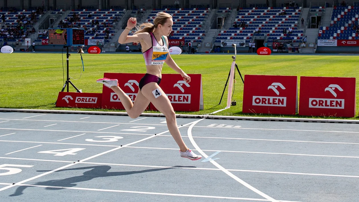 Magdalena Niemczyk wygrywa sprint na 100 metrów podczas Mistrzostw Polski U-20 w Radomiu. Złoto Kamila Piecucha w chodzie sportowym [ZDJĘCIA] - Zdjęcie główne