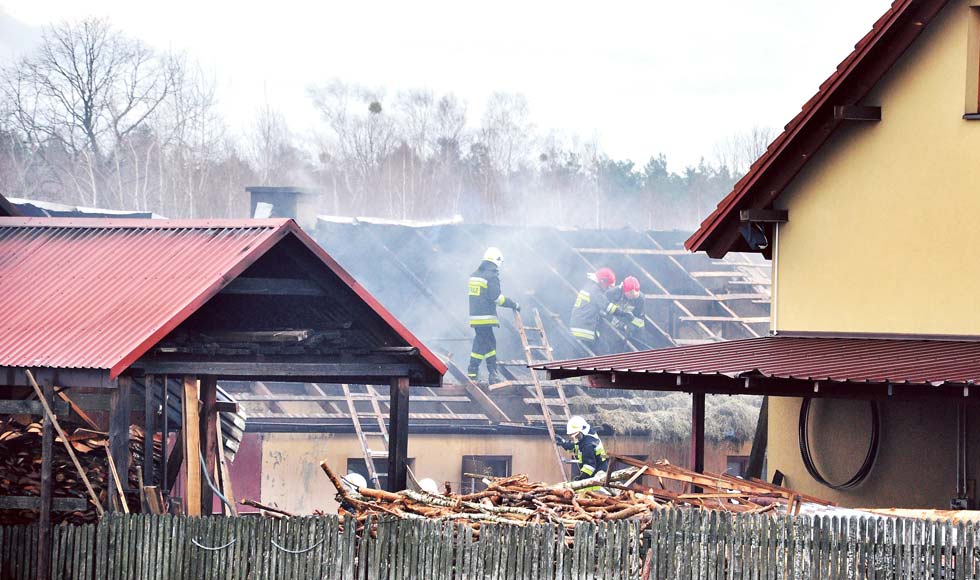 Kilka godzin trwało gaszenie pożaru stolarni w Ostrowach Baranowskich - Zdjęcie główne