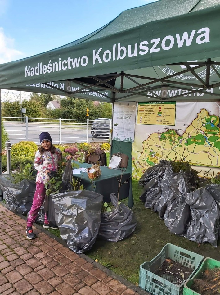 Na zdjęciu młoda uczestniczka akcji ze swoimi sadzonkami, które własnoręcznie posadzi.