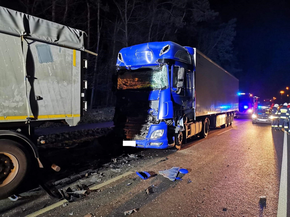 Z PODKARPACIA. Zatrzymał się na poboczu - wjechała w niego ciężarówka [FOTO] - Zdjęcie główne