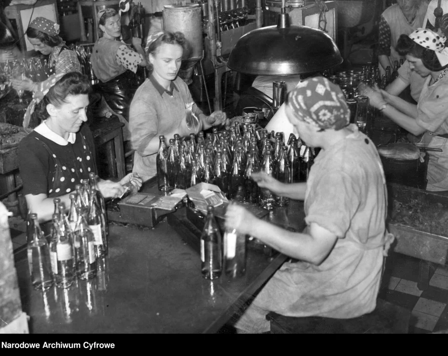 Dzień Polskiej Wódki. Jakie butelki "królowej alkoholu" stawiano dawniej na stołach? [ZDJĘCIA - WIDEO] - Zdjęcie główne