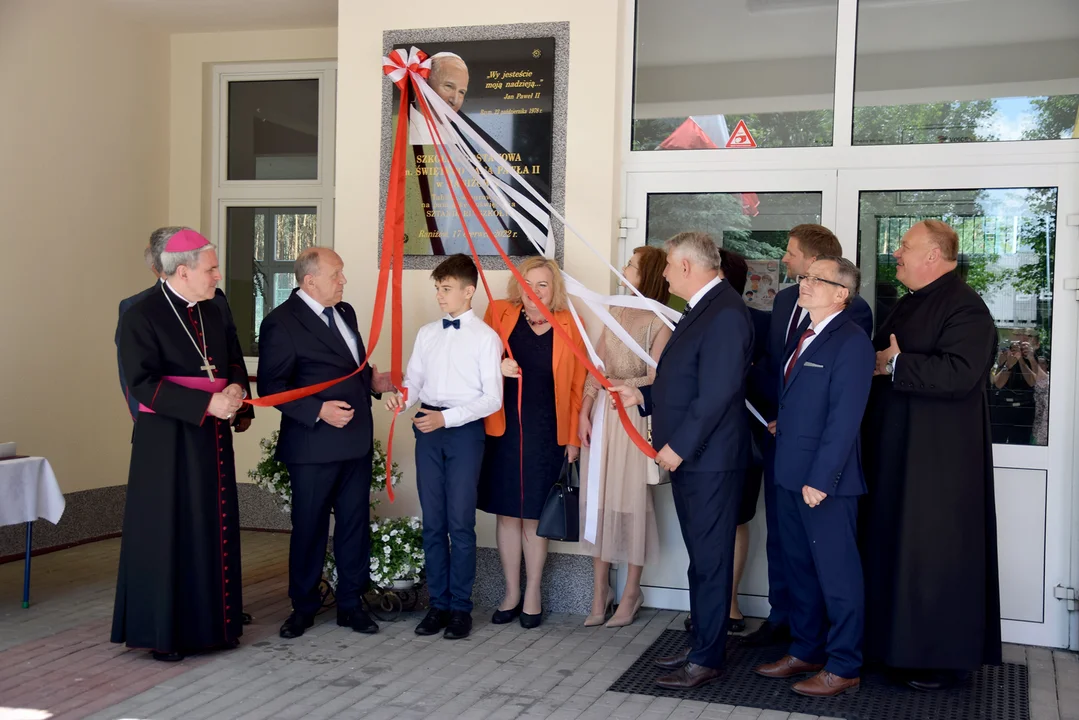 Biskup Krzysztof Nitkiewicz poświęcił sztandar szkoły w Raniżowie. Odbyło się także bierzmowanie [ZDJĘCIA] - Zdjęcie główne