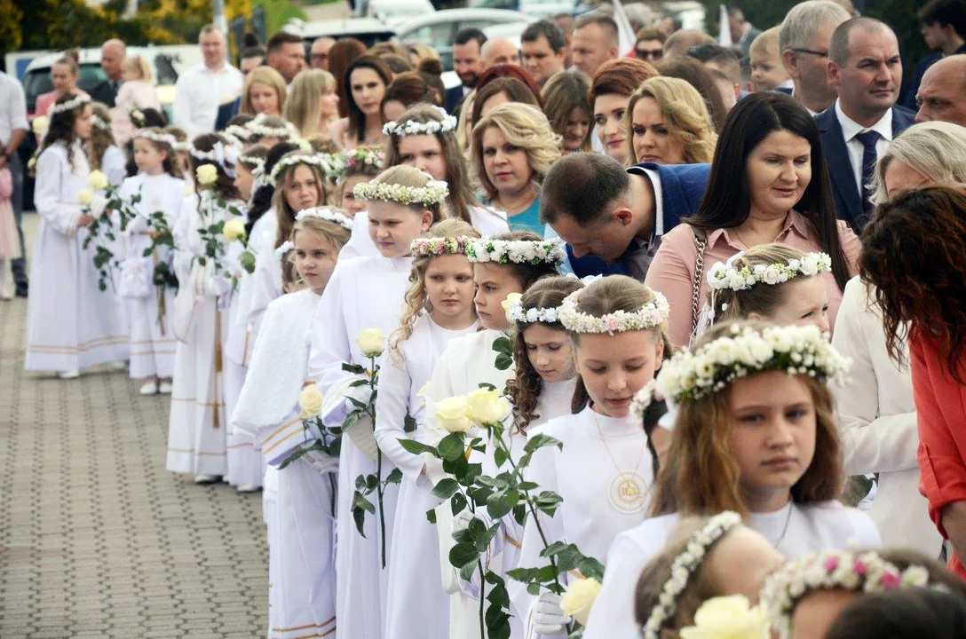 Pierwsza Komunia Święta ponad setki dzieci z kolbuszowskich parafii. Zobacz nasze najpiękniejsze zdjęcia z tych uroczystości - Zdjęcie główne