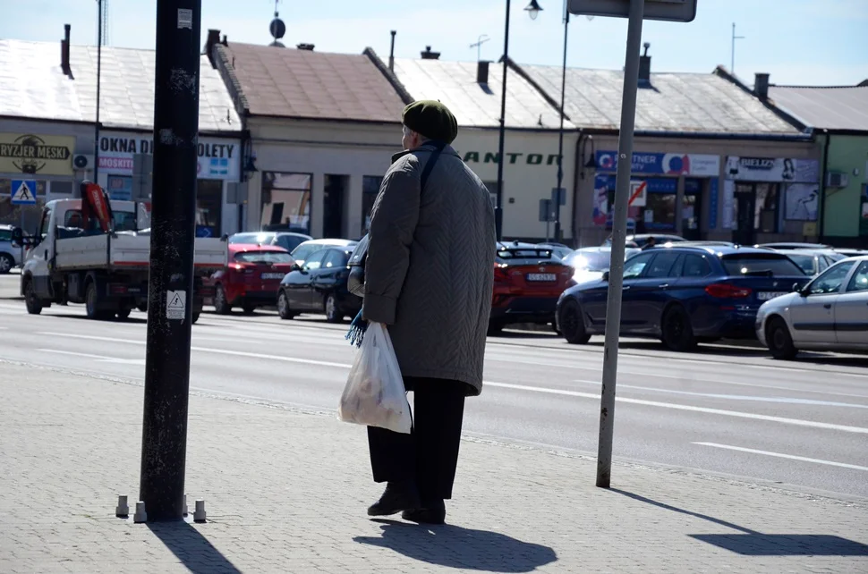 Seniorzy z powiatu kolbuszowskiego mimo wypłacanych trzynastek i czternastek, mają coraz mniej pieniędzy na zakupy - Zdjęcie główne