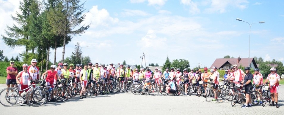 Góralska Pielgrzymka Rowerowa, z Giewontu na Hel, przejechała dziś przez nasz powiat. Cykliści zatrzymali się w Kolbuszowej - Zdjęcie główne