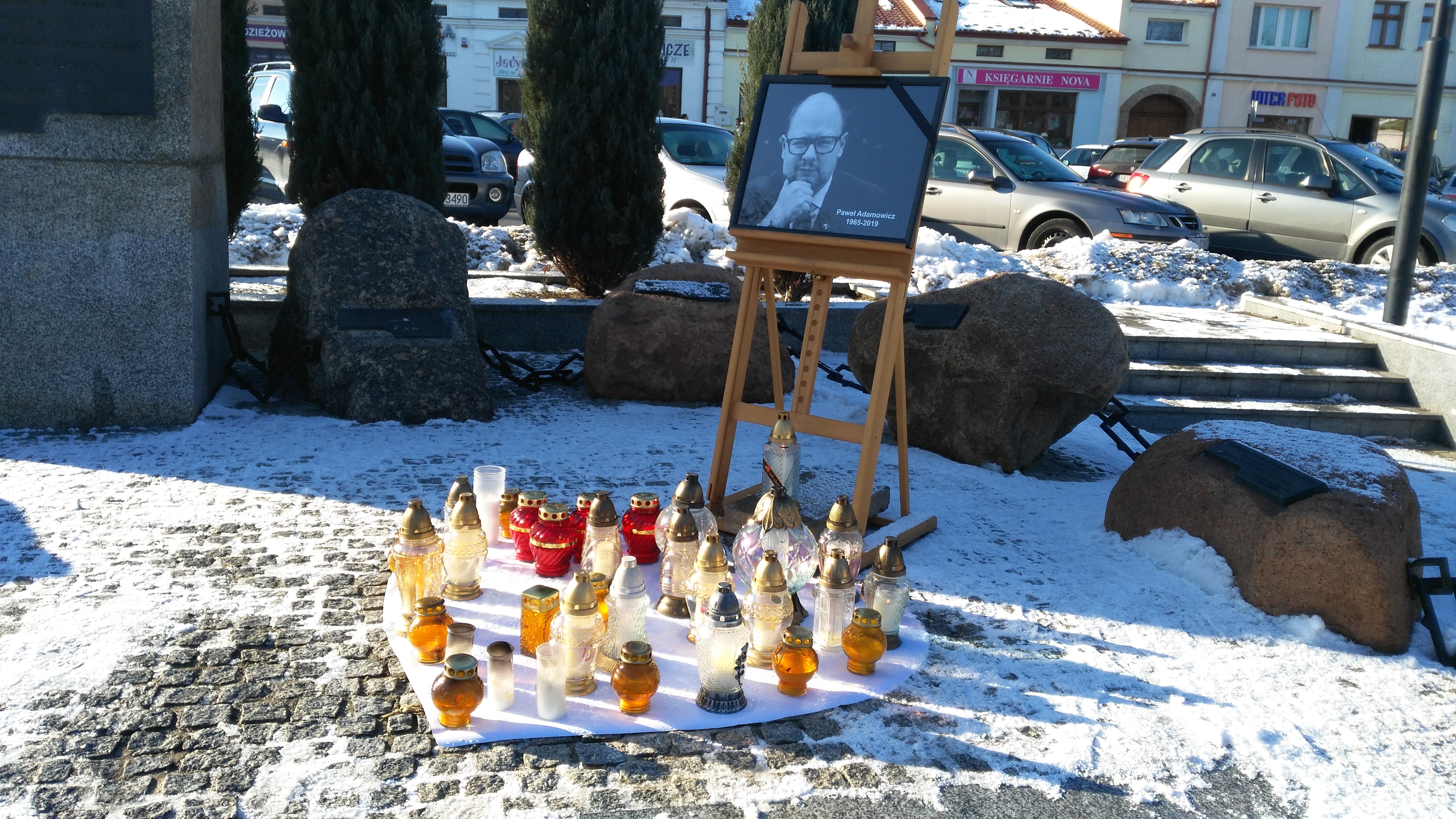 Kolbuszowianie spotkali się dziś w samo południe by uczcić i pożegnać zmarłego Pawła Adamowicza, prezydenta Gdańska [ZDJĘCIA] - Zdjęcie główne