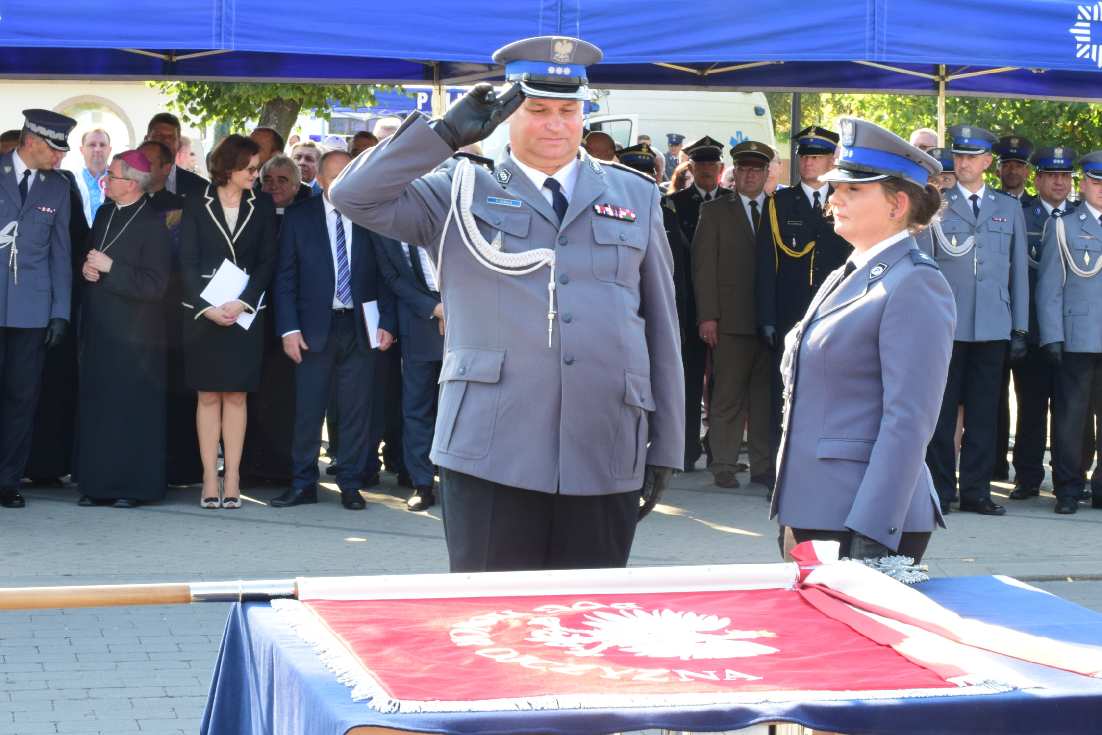 Samorządowcy z Dzikowca wsparli zakup sztandaru dla policji. Ile pieniędzy przekazali?  - Zdjęcie główne