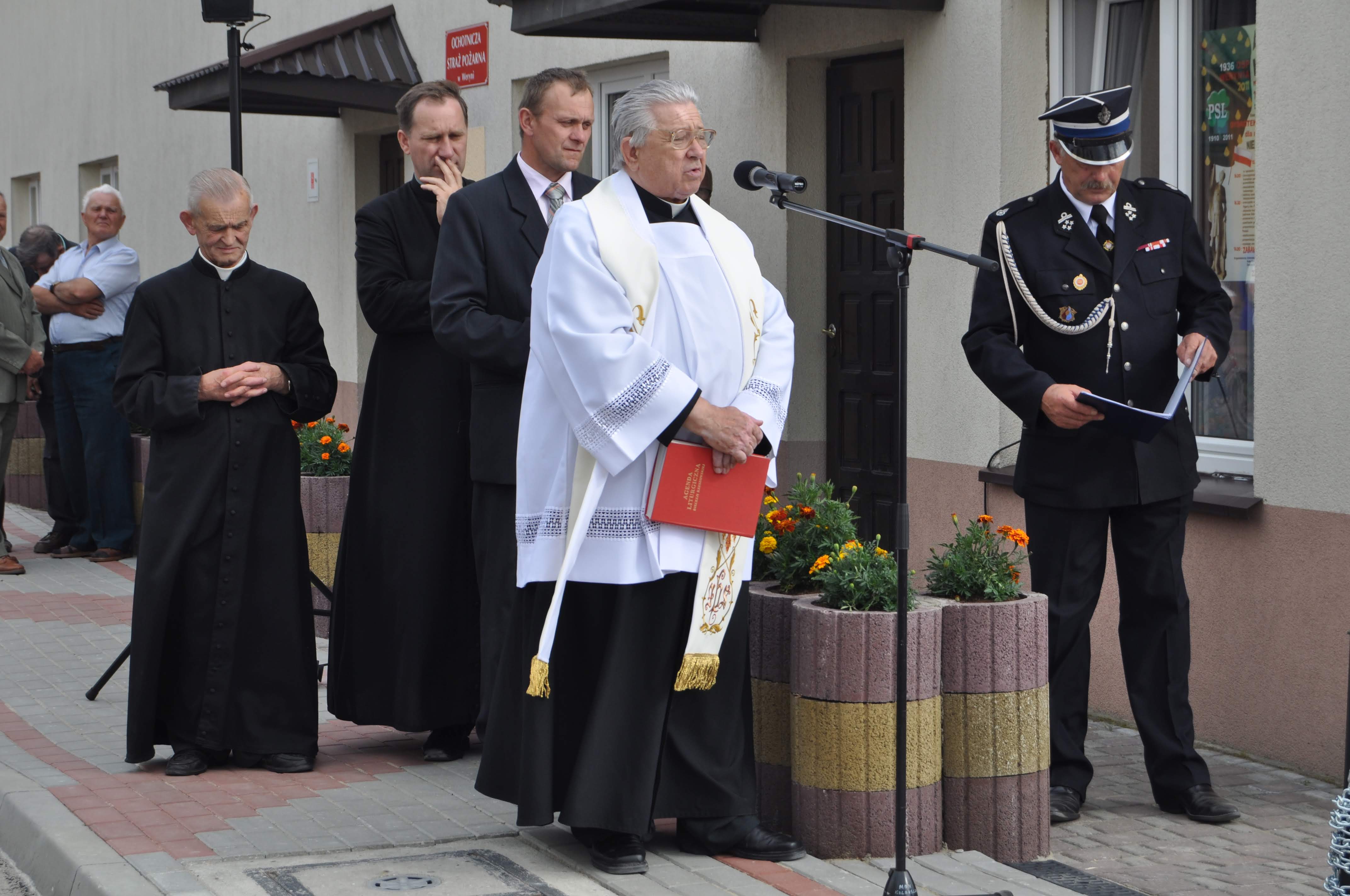 Ksiądz Stanisław Wójcik w czasie posługi 