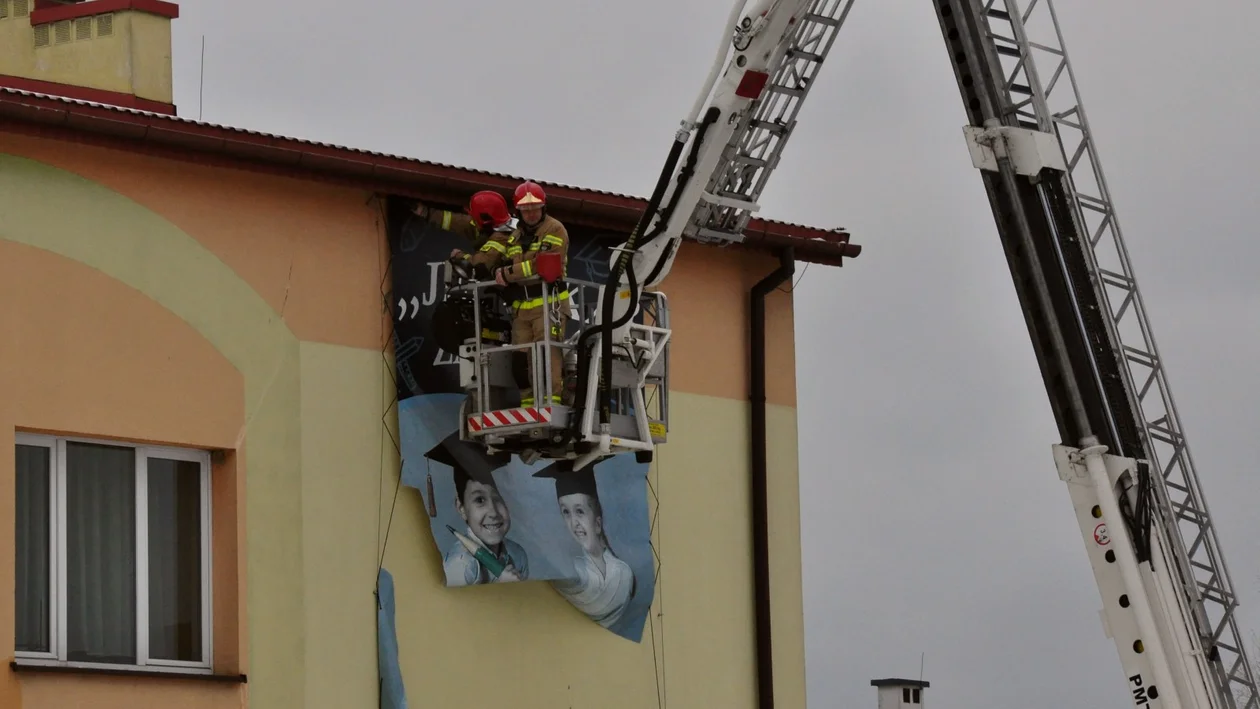 Strażacy wezwani do kolbuszowskiej „jedynki”. Usuwali zerwany baner reklamowy - Zdjęcie główne