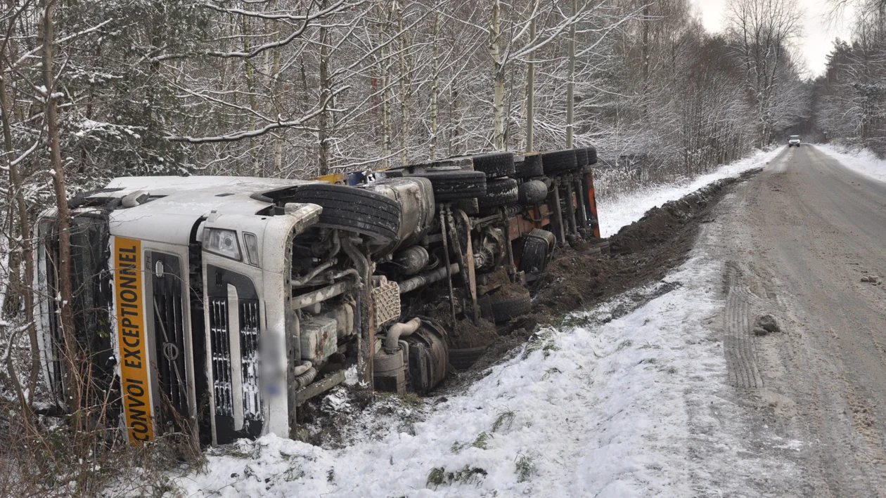 Samochód ciężarowy w rowie na trasie Kolbuszowa - Niwiska [ZDJĘCIA] - Zdjęcie główne