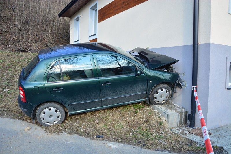 Z PODKARPACIA. Kobieta wjechała w dom. Nie przeżyła |ZDJĘCIA| - Zdjęcie główne