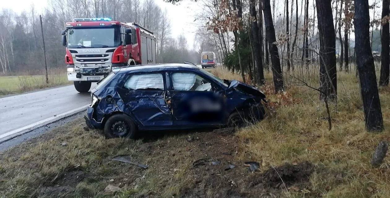 Wypadek w Krzątce. Samochód osobowy wjechał do rowu, ścinając kilka drzew [ZDJĘCIA] - Zdjęcie główne