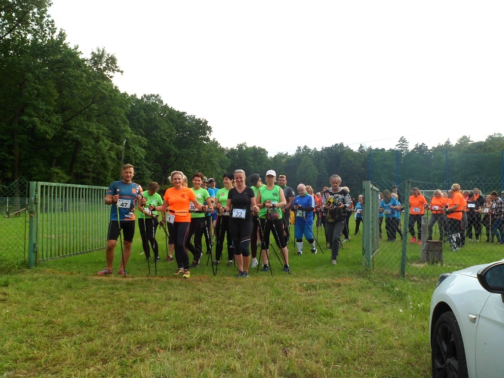 Kolbuszowski Klub Nordic Walking na spotkaniu treningowym - Zdjęcie główne