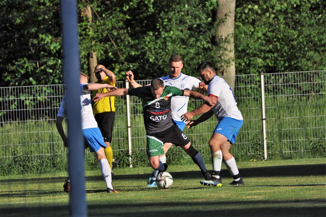 Zryw Dzikowiec vs. Tempo Cmolas. Na stadionie w Weryni padły 4 bramki [ZDJĘCIA] - Zdjęcie główne