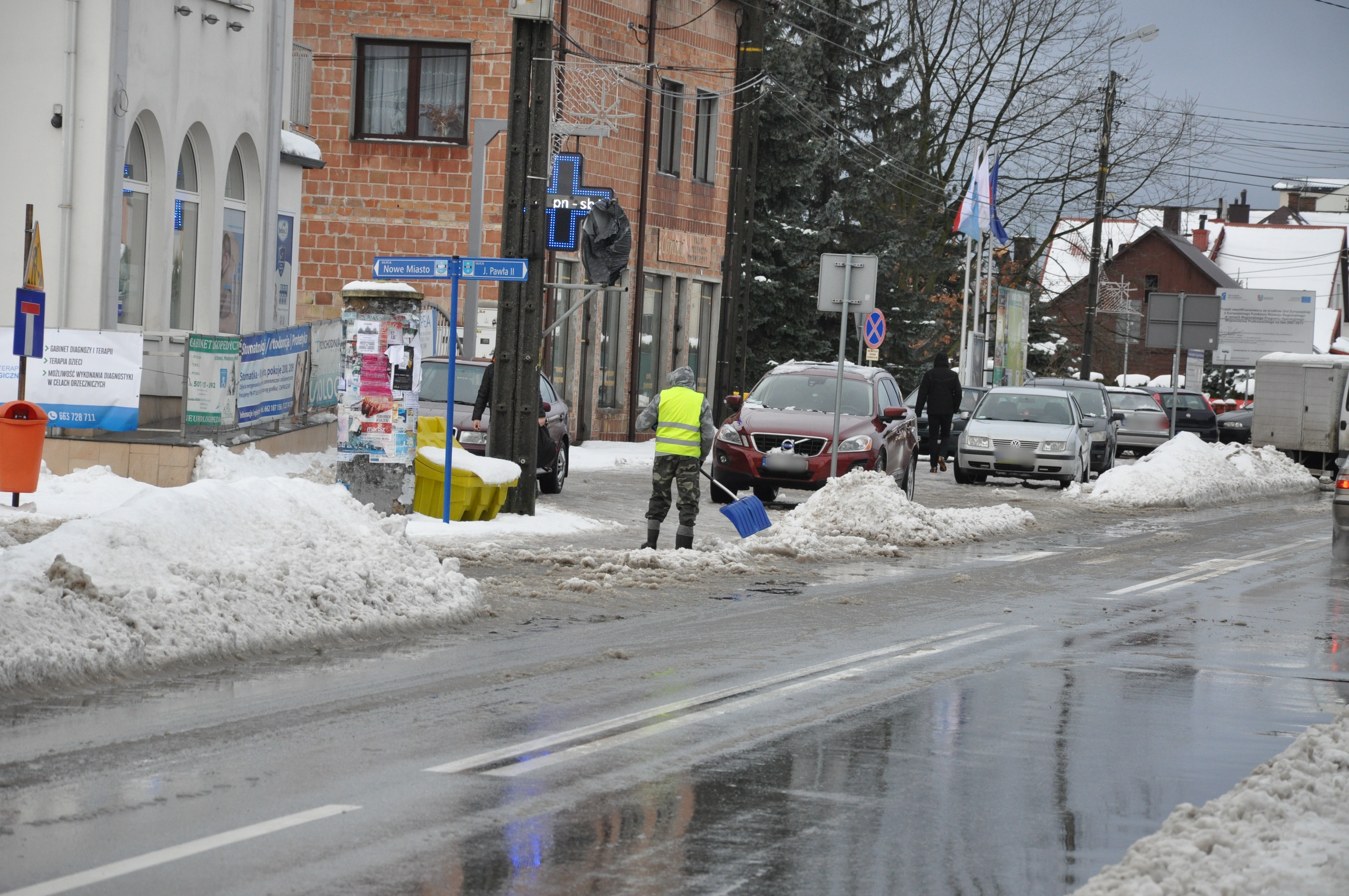 Zasypane drogi i zaśnieżone chodniki, po których nie da się przejść. To najczęstsze skargi, jakie w ostatnim czasie otrzymaliśmy od naszych Czytelników - Zdjęcie główne