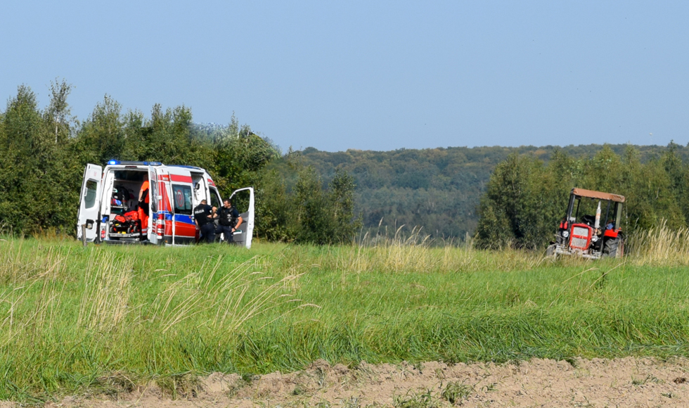 Siewnik do zboża wciągnął rękę mieszkanki Niwisk. Do zdarzenia doszło w środę, 19 września, podczas prac polowych - Zdjęcie główne