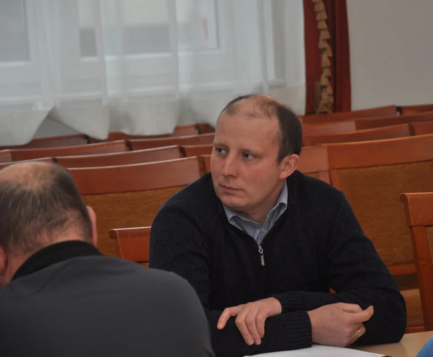 Waldemar Kamiński (41 lat). Jest przewodniczącym Rady Gminy Majdan Królewski. Pracuje w Komendzie Powiatowej Państwowej Straży Pożarnej w Kolbuszowej jako dowódca zmiany.   Jego oszczędności wynoszą 3 400 zł. To mniej o niespełna 16 tys. złotych w porównaniu do roku ubiegłego. Majątek objęty jest małżeńską wspólnością majątkową.   Radny posiada dom o powierzchni 160 mkw., który wart jest 305 tysięcy złotych. Jest to małżeńska wspólność majątkowa. Dodatkowo rajca posiada inne nieruchomości. Działkę o powierzchni 35 a 89 mkw., która warta jest 65 000 zł. Samorządowiec ma również garaż o powierzchni 56 mkw. o wartości 40 000 zł oraz kolejną działkę o powierzchni 39 a 8 mkw. o wartości 15 000 zł. Wszystkie te nieruchomości objęte są małżeńską wspólnością majątkową.   Radny z tytułu zatrudnienia osiągnął dochód w wysokości 89 587,41 zł. Dodatkowo otrzymał dietę w wysokości 16 360,70 zł. Dochody te objęte są wspólnością małżeńską.   Przewodniczący posiada samochód vw sharan z 2003 r. oraz vw sharan z 2010 r. Dodatkowo rajca posiada zobowiązanie pieniężne w wysokości 50 823,10 zł. To kredyt hipoteczny na budowę domu w ING Banku Śląskim S.A. Samochody jak i kredyt objęte są małżeńską wspólnością majątkową.