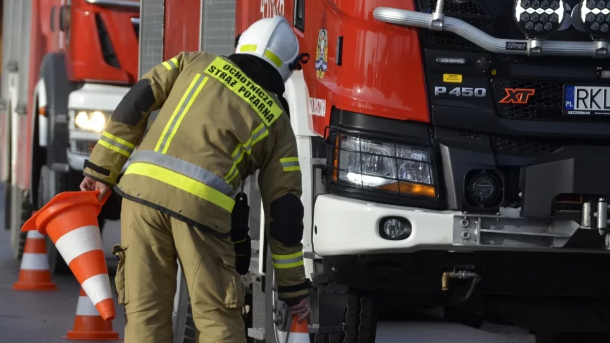 Kierowca toyoty uderzył w wóz strażacki jadący na akcję w Świerczowie - Zdjęcie główne