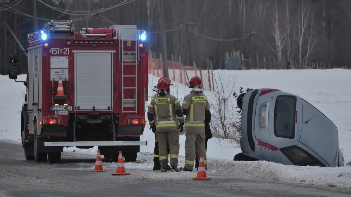 Kolejne dwie stłuczki w Kolbuszowej Górnej. Auto w rowie i zderzenie 3 samochodów [ZDJĘCIA] - Zdjęcie główne