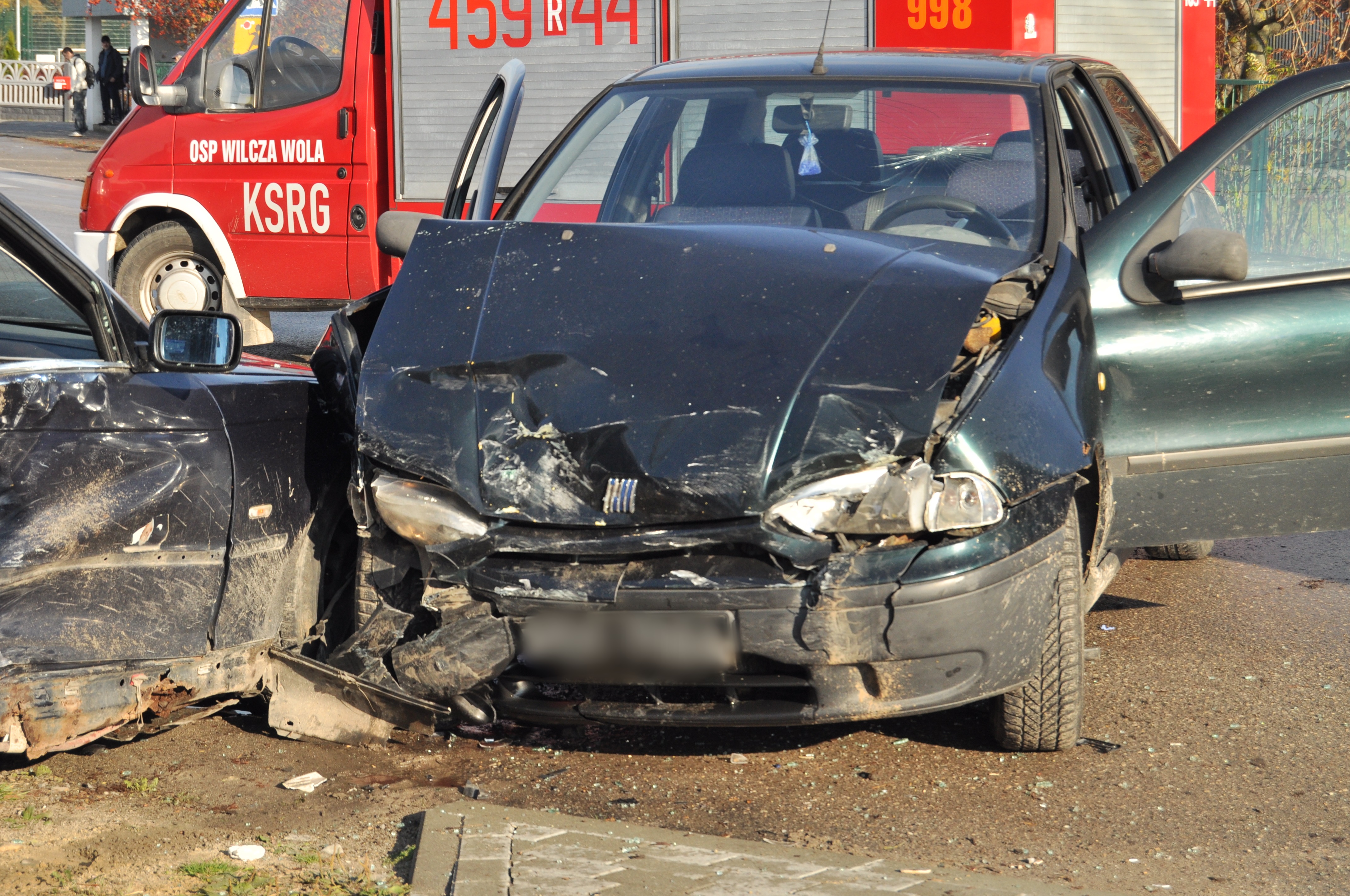 Stłuczka w Wilczej Woli na skrzyżowaniu. W zdarzeniu udział brał kierowca bmw oraz kierowca fiata [ZDJĘCIA] - Zdjęcie główne