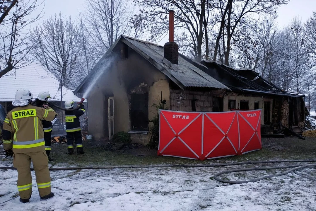 Tragiczny pożar budynku w Dachnowie. Zginął mężczyzna - Zdjęcie główne